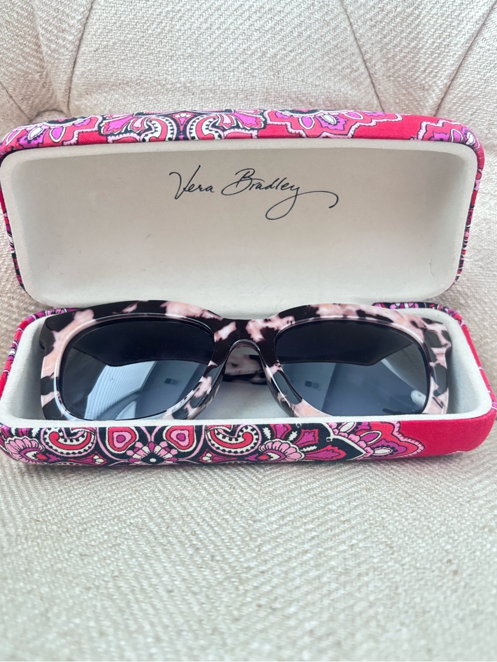 Peepers Weekender Marble Polarized Sunglasses PLUS Vera Bradley Case